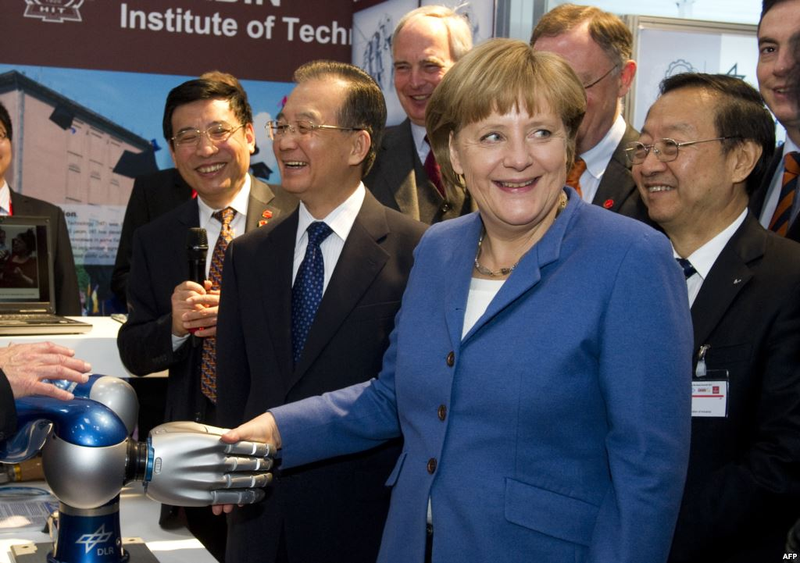 Illustration for article titled Donald Trump Has Never Publicly Shaken Hands With a Robot